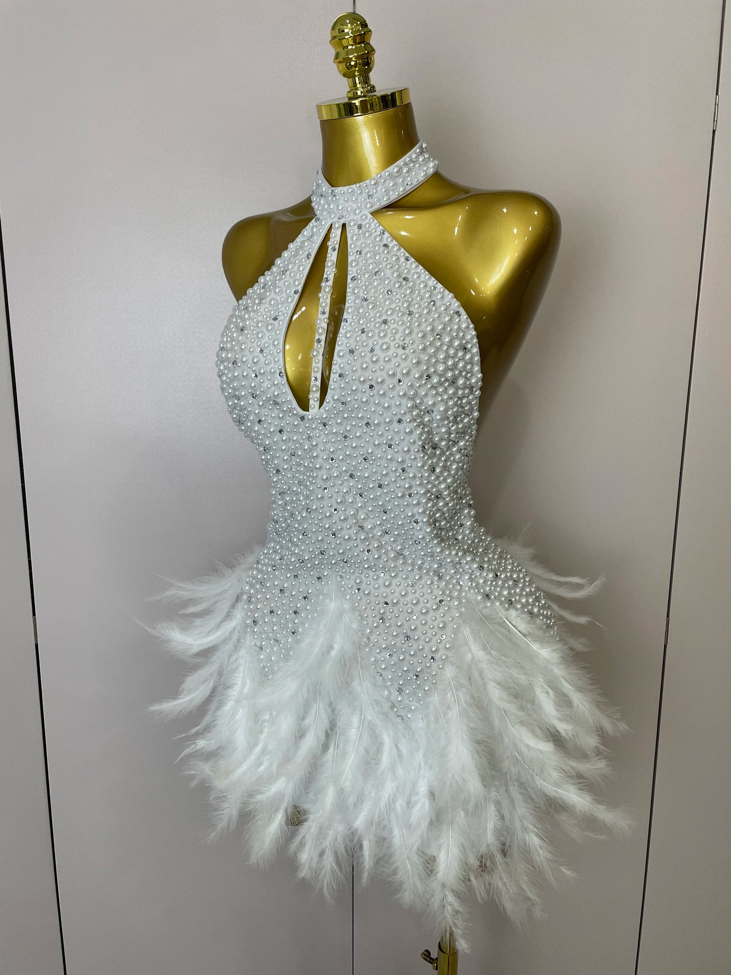 Women Luxury Rhinestones Pearls Feathers Halter Backless Short Dress Women Sexy Celebrate Birthday Dress Nightclub Stage Costume