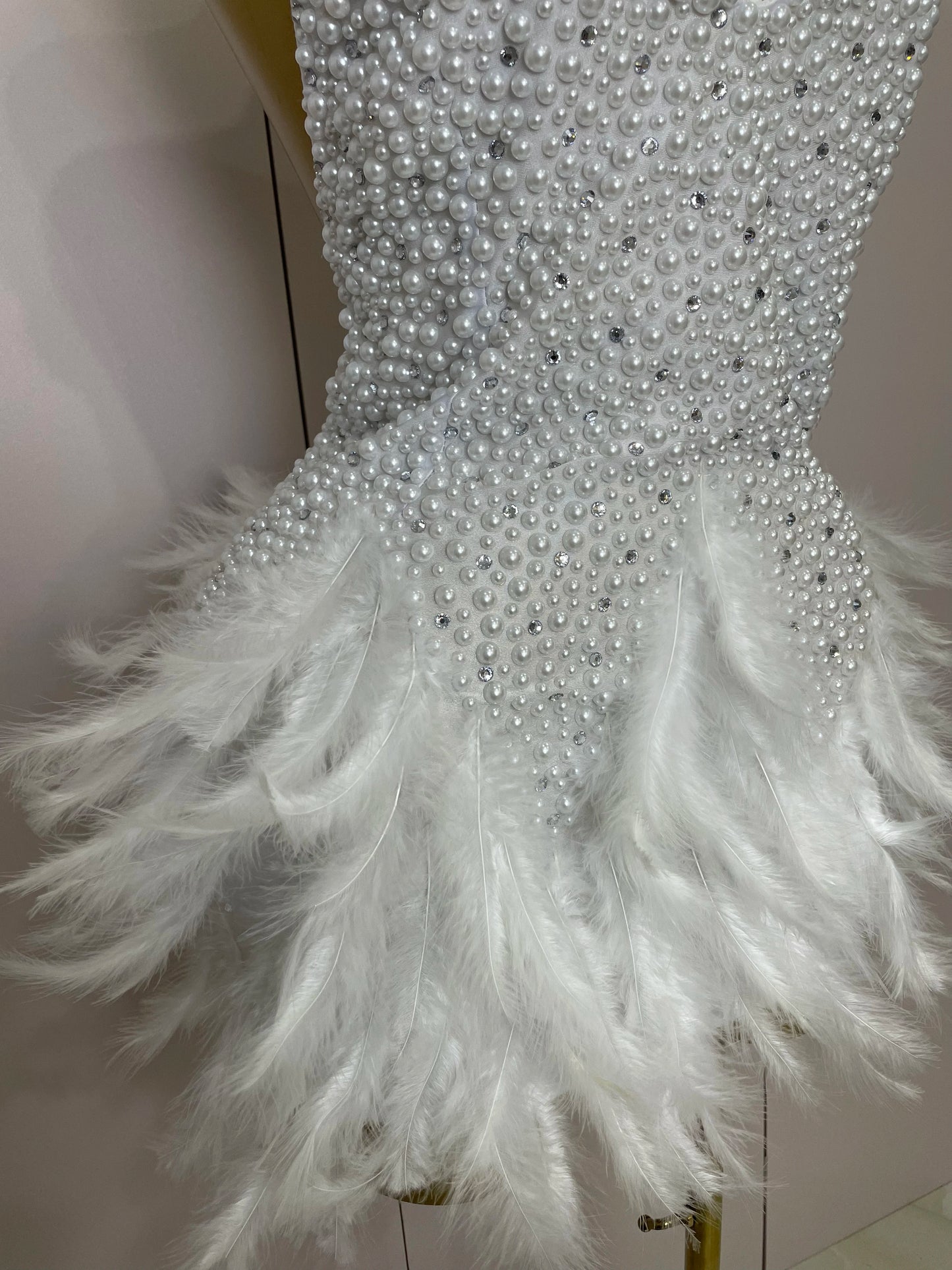 Women Luxury Rhinestones Pearls Feathers Halter Backless Short Dress Women Sexy Celebrate Birthday Dress Nightclub Stage Costume