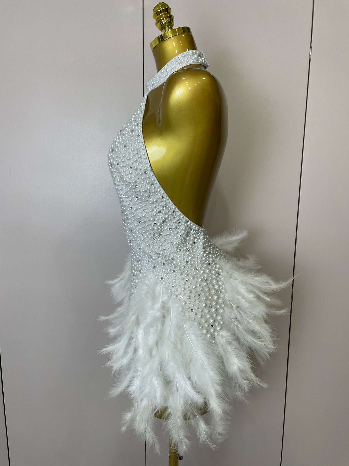 Women Luxury Rhinestones Pearls Feathers Halter Backless Short Dress Women Sexy Celebrate Birthday Dress Nightclub Stage Costume